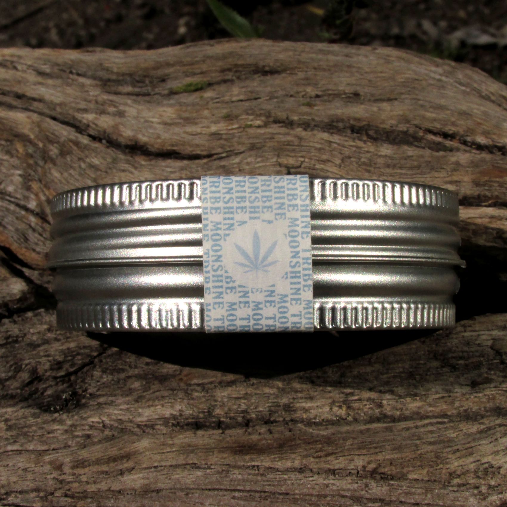 Side view of the metal packaging and seal